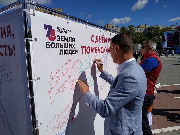 От валенок до меха соболей: в центре Тюмени проходит большая выставка мастеров