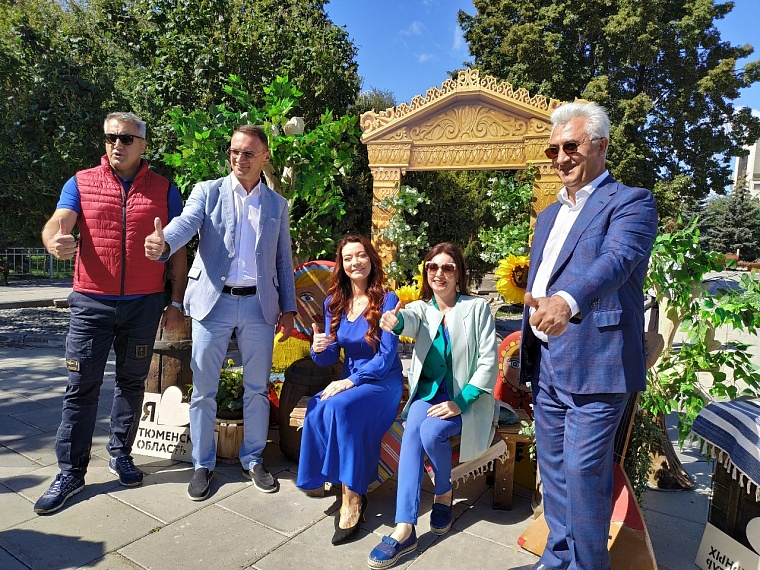 От валенок до меха соболей: в центре Тюмени проходит большая выставка мастеров