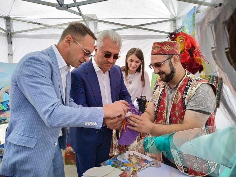 От валенок до меха соболей: в центре Тюмени проходит большая выставка мастеров