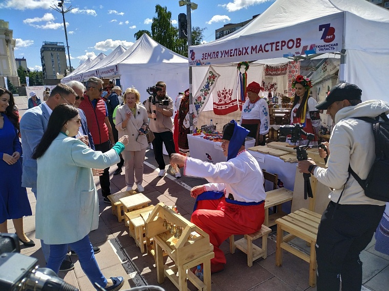 От валенок до меха соболей: в центре Тюмени проходит большая выставка мастеров