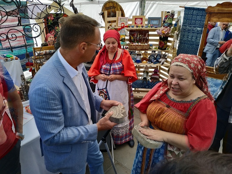 От валенок до меха соболей: в центре Тюмени проходит большая выставка мастеров