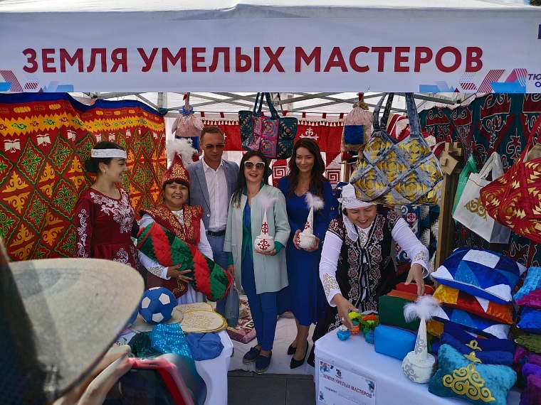 От валенок до меха соболей: в центре Тюмени проходит большая выставка мастеров