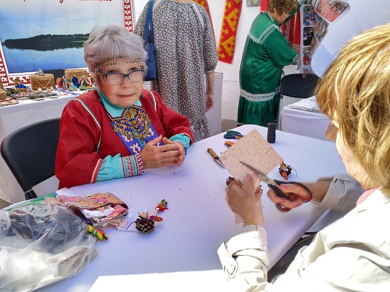 От валенок до меха соболей: в центре Тюмени проходит большая выставка мастеров