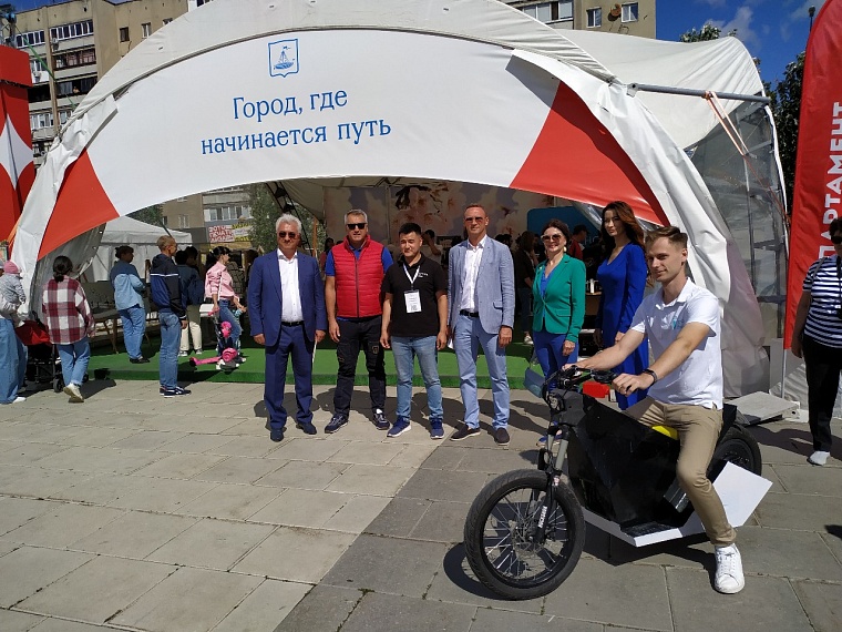 От валенок до меха соболей: в центре Тюмени проходит большая выставка мастеров