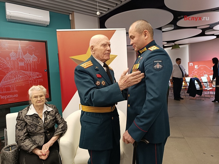 98-летний ветеран-разведчик рассказал тюменским школьникам, как страшно на войне