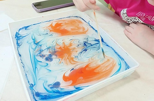 В тюменском «Роднике» дети учатся водной анимации Эбру