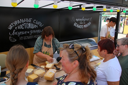 На фестивале "СВОЕ" тюменцы могут попробовать крафтовые сыры, местную форель и стерлядь
