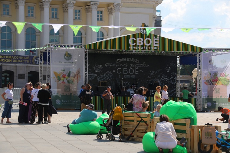 На фестивале "СВОЕ" тюменцы могут попробовать крафтовые сыры, местную форель и стерлядь