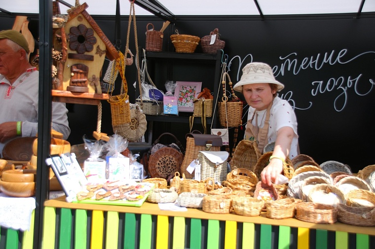 На фестивале "СВОЕ" тюменцы могут попробовать крафтовые сыры, местную форель и стерлядь