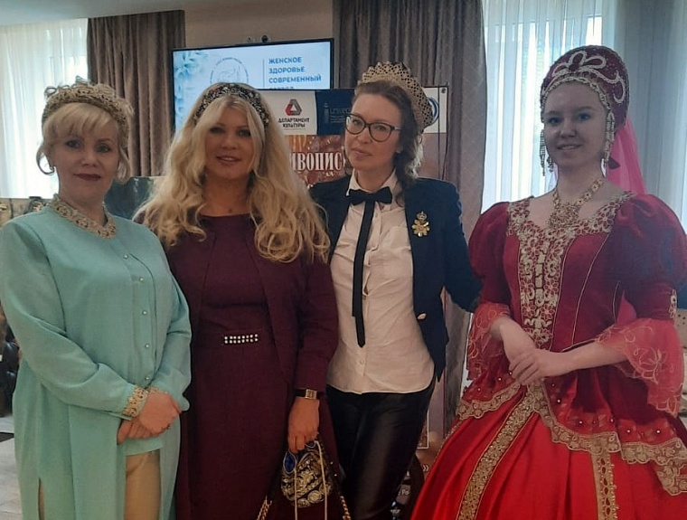 В Тюмени создают дизайнерскую одежду с элементами золотного шитья