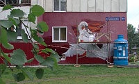 На стенах тобольских многоэтажек появляются рисунки краснокнижных птиц