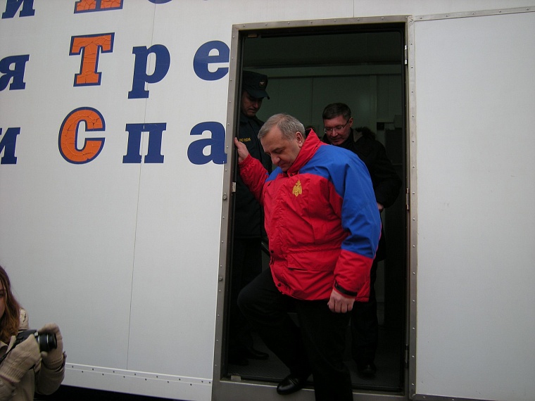 Министр МЧС России Владимир Пучков вручил новую технику тюменским спасателям