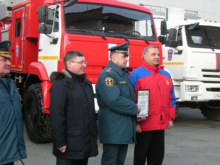 Министр МЧС России Владимир Пучков вручил новую технику тюменским спасателям