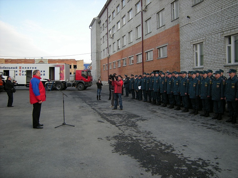 Министр МЧС России Владимир Пучков вручил новую технику тюменским спасателям