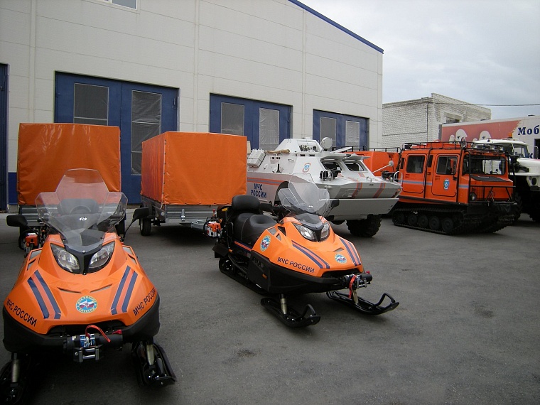 Министр МЧС России Владимир Пучков вручил новую технику тюменским спасателям