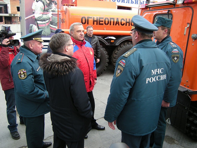 Министр МЧС России Владимир Пучков вручил новую технику тюменским спасателям