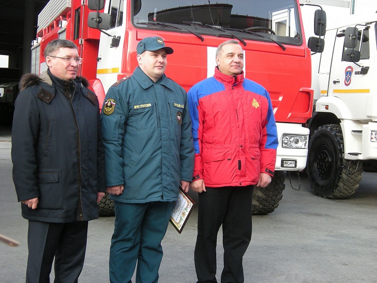 Министр МЧС России Владимир Пучков вручил новую технику тюменским спасателям