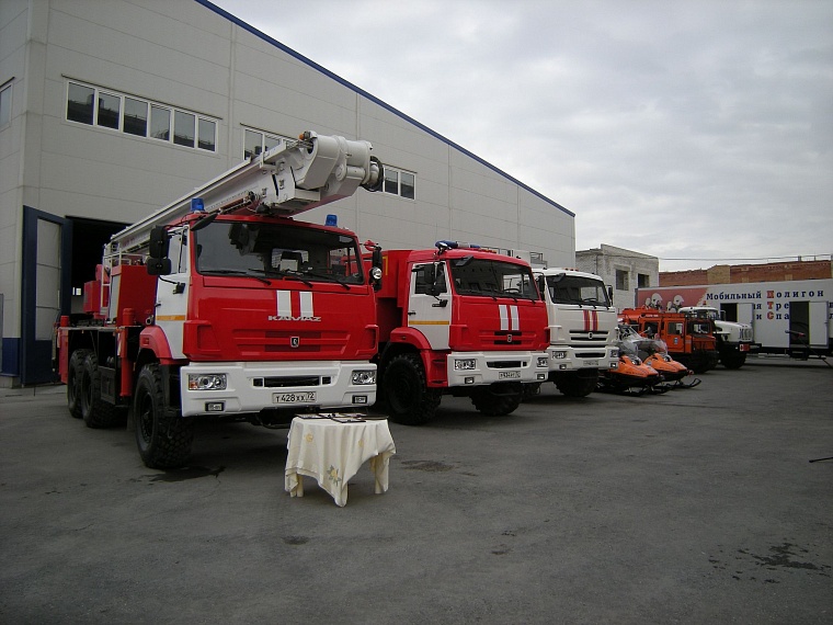 Министр МЧС России Владимир Пучков вручил новую технику тюменским спасателям