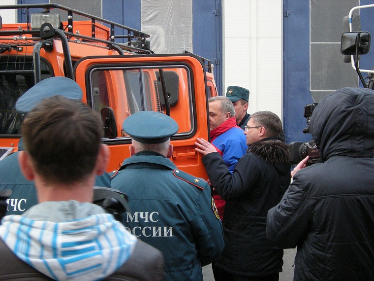 Министр МЧС России Владимир Пучков вручил новую технику тюменским спасателям