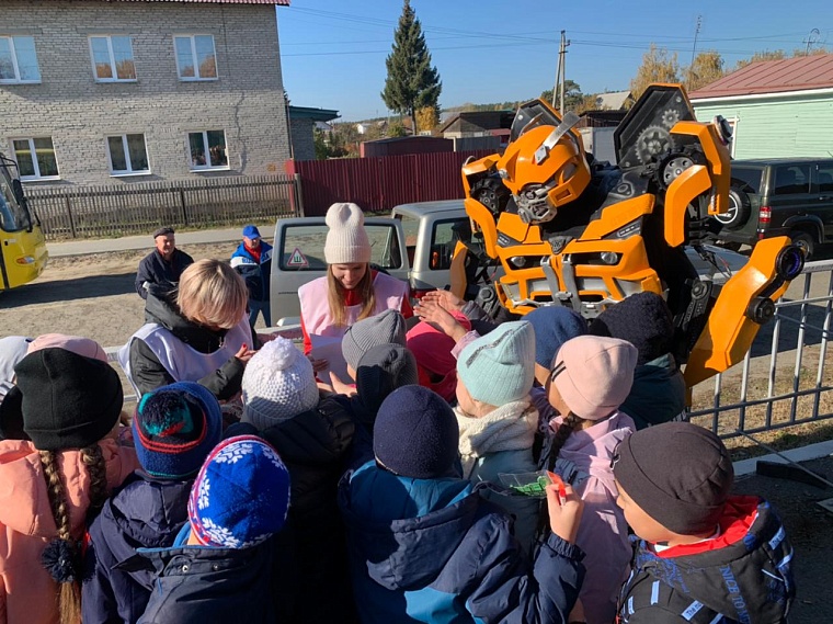 В поселке Винизи со школьниками встретился "Бамблби"