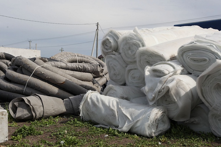 Инновационный геотекстиль спасает дороги от грунтовых вод, людей от запаха свалок и дачников – от сорняков