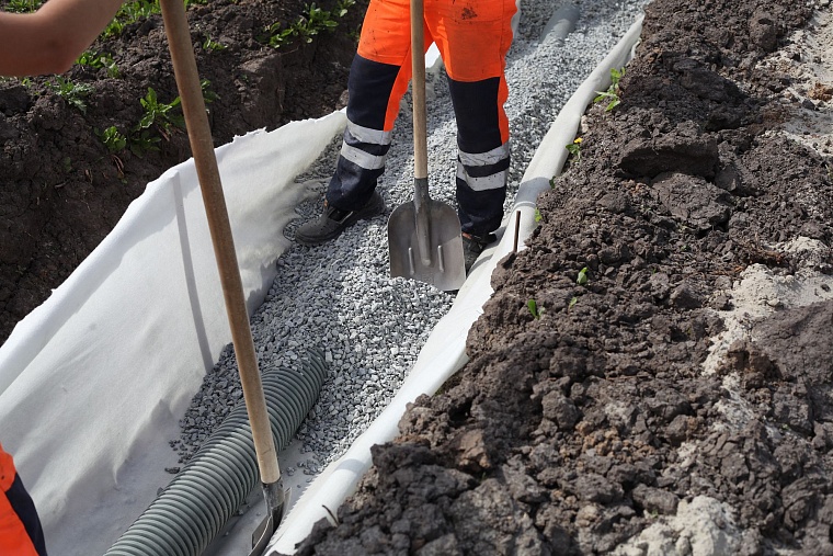 Инновационный геотекстиль спасает дороги от грунтовых вод, людей от запаха свалок и дачников – от сорняков