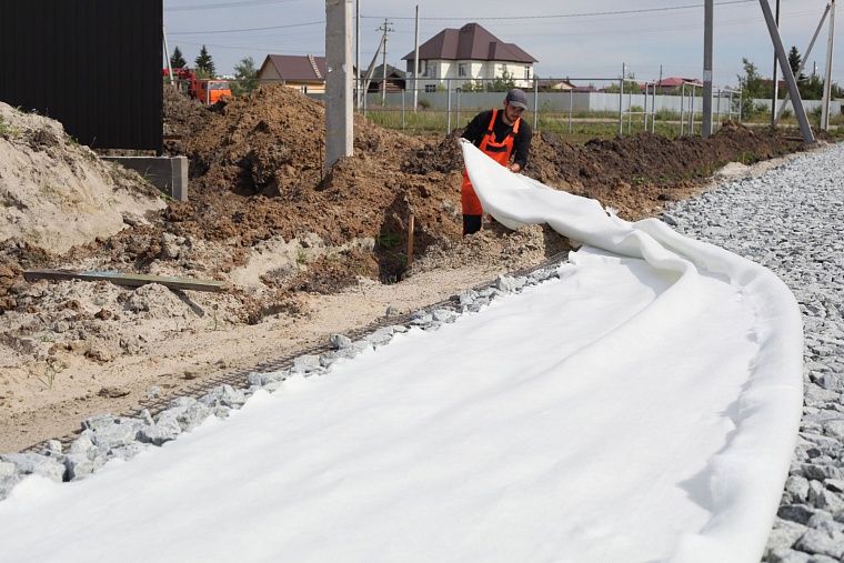 Инновационный геотекстиль спасает дороги от грунтовых вод, людей от запаха свалок и дачников – от сорняков