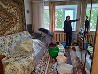 "Спала под зонтиком": жильцов пятиэтажки на улице Одесской дважды затопило во время капремонта кровли