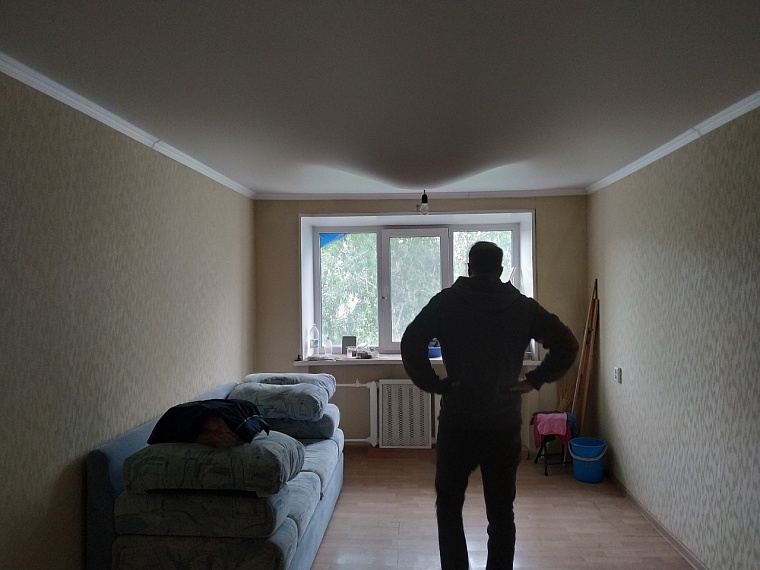 "Спала под зонтиком": жильцов пятиэтажки на улице Одесской дважды затопило во время капремонта кровли