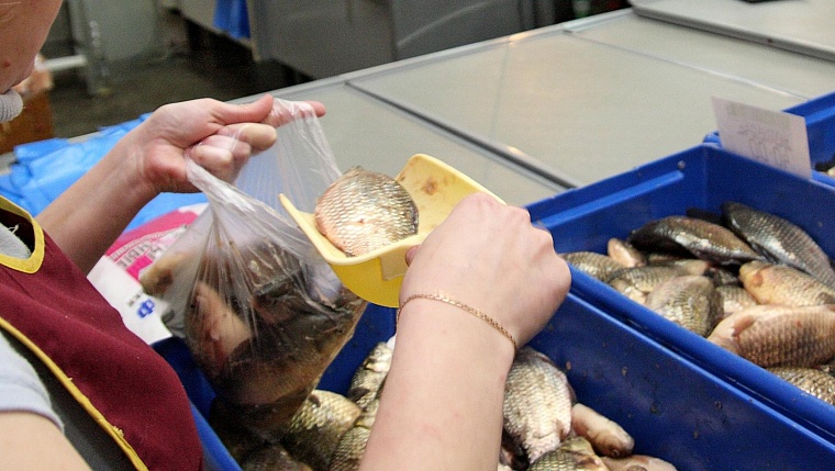 Роспотребнадзор снял с тюменских прилавков более тонны рыбы