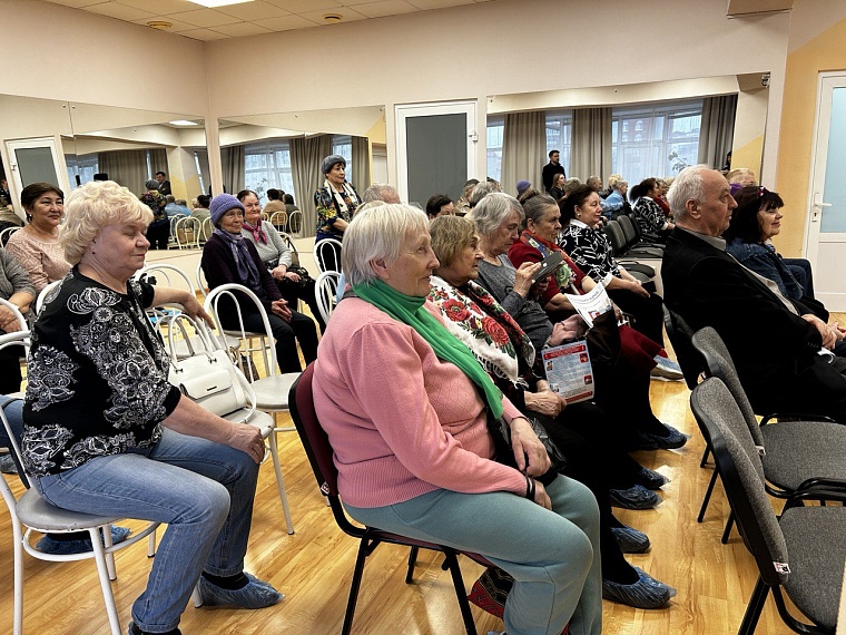 Тюменским пенсионерам объяснили, как не попасться на уловки мошенников
