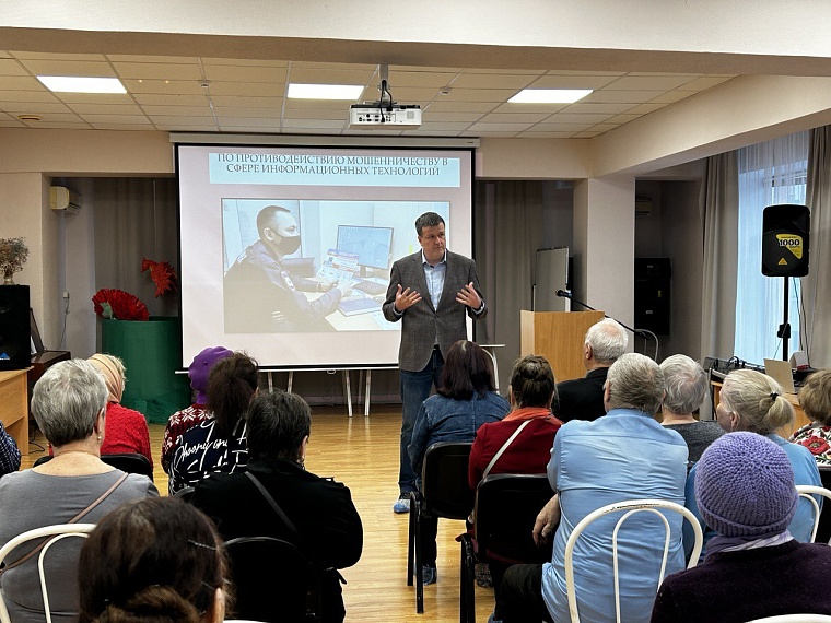Тюменским пенсионерам объяснили, как не попасться на уловки мошенников