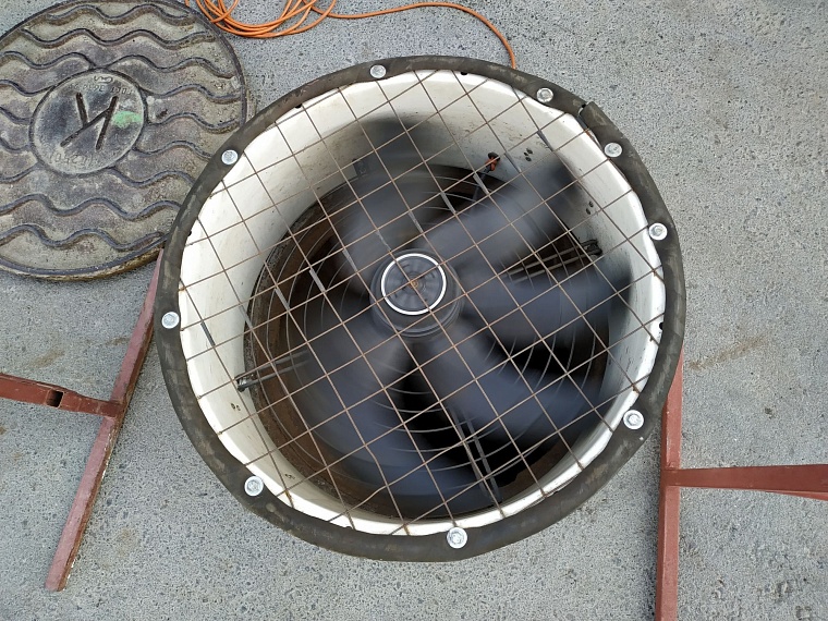 Теплосети на проезде Заречном в Тюмени проверяет робот