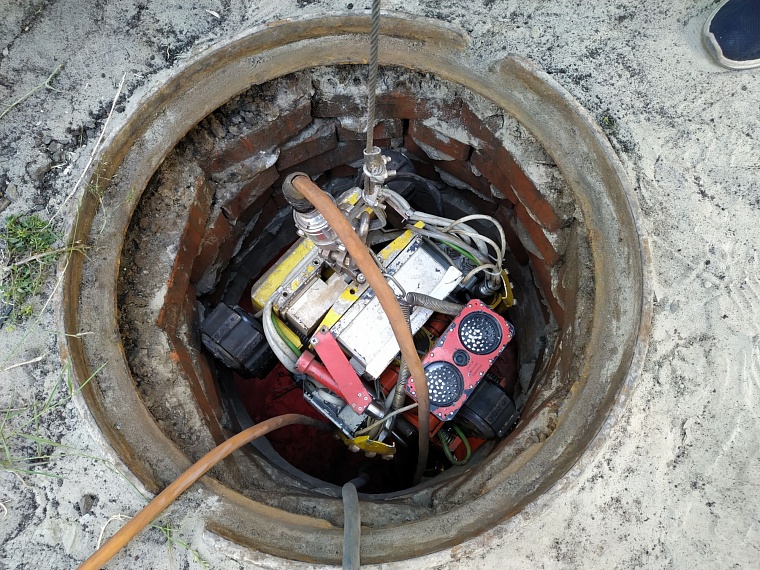 Теплосети на проезде Заречном в Тюмени проверяет робот