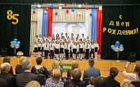 Выступление детского хора открывало концертную программу, посвященную празднованию 85-летия Самбургской школы-интерната.