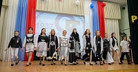 Демонстрация коллекции костюмов театра мод «Мелко», действующего на базе Самбургской школы-интерната.