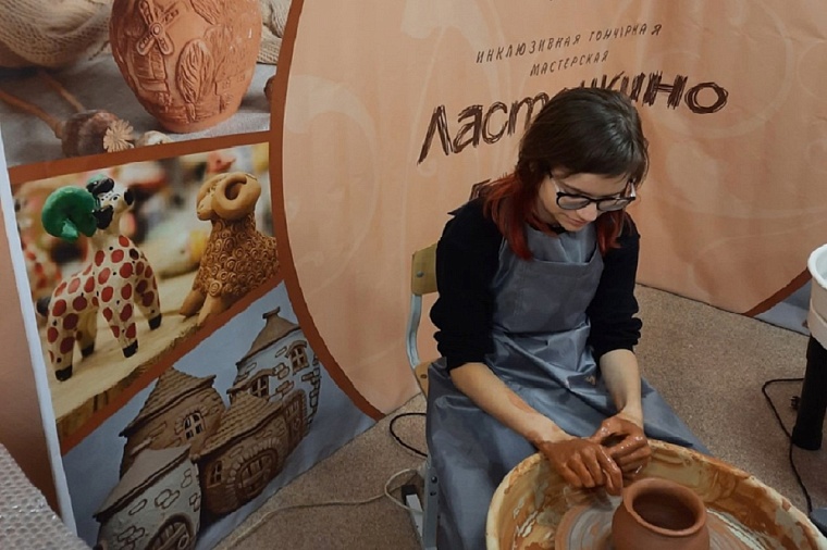 Ишимцев с ОВЗ учат делать тарелки на гончарном круге