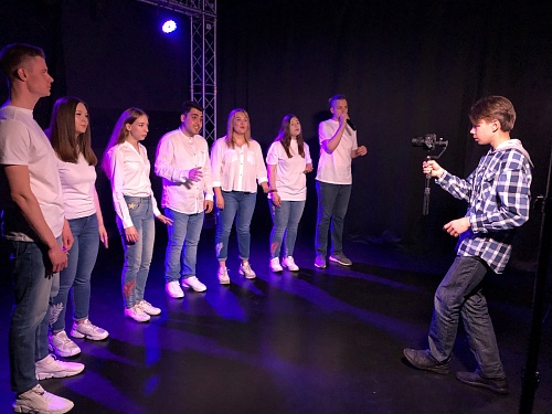 Вокал без аккомпанемента. Участники «Студенческой весны» спели а капелла «Синий платочек»