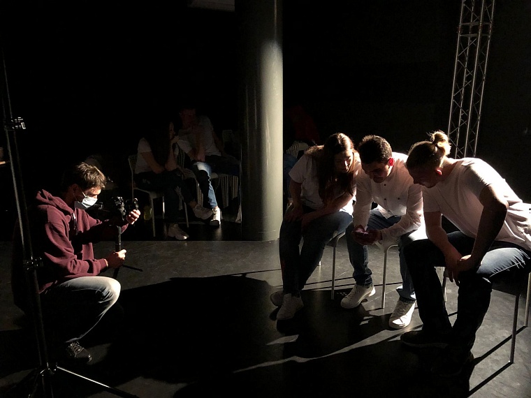 Вокал без аккомпанемента. Участники «Студенческой весны» спели а капелла «Синий платочек»