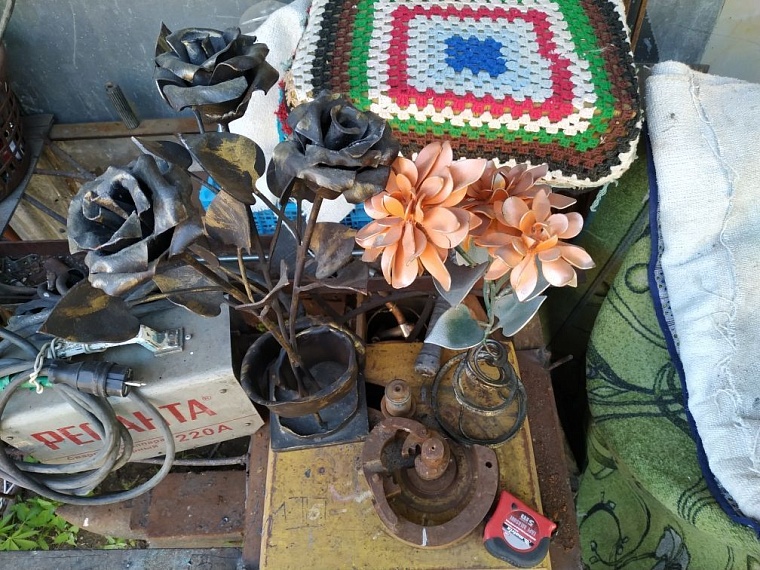 Как кузнец в Борках "выращивает" стальные розы