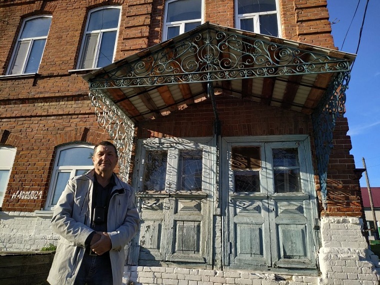 Как кузнец в Борках "выращивает" стальные розы