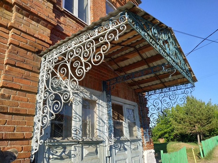 Как кузнец в Борках "выращивает" стальные розы