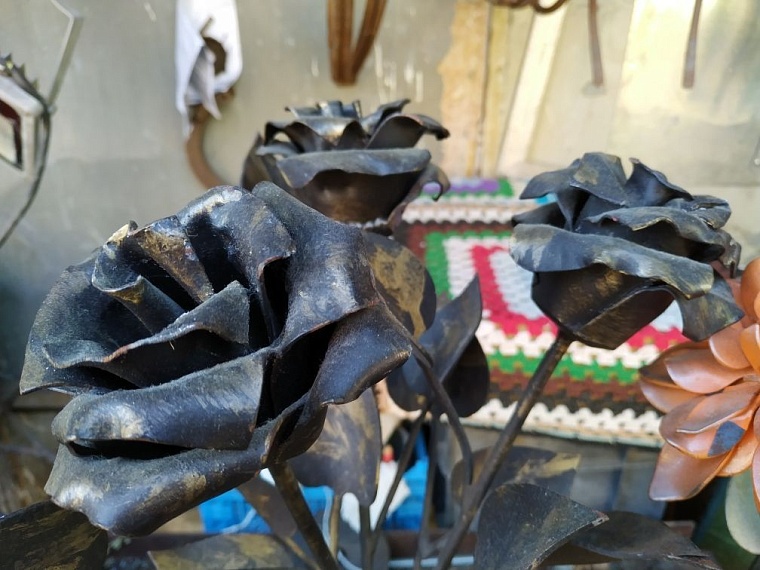 Как кузнец в Борках "выращивает" стальные розы