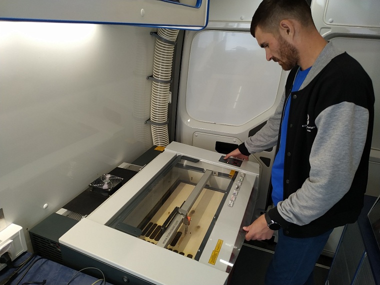 На площади 400-летия Тюмени всех желающих обучали основам лазерной резки