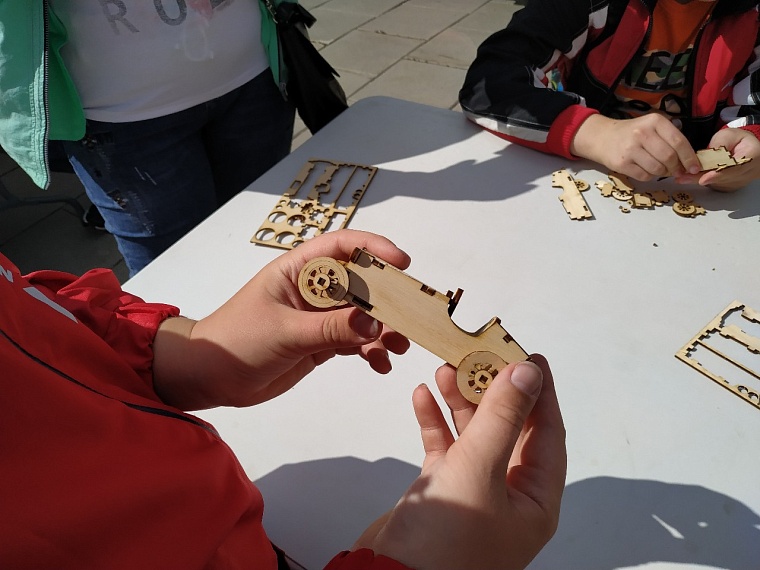 На площади 400-летия Тюмени всех желающих обучали основам лазерной резки