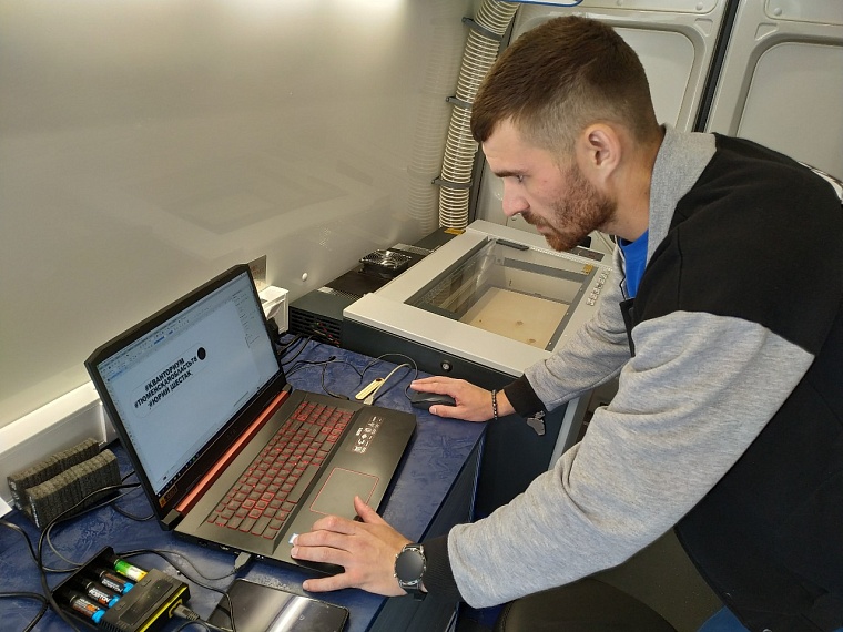 На площади 400-летия Тюмени всех желающих обучали основам лазерной резки