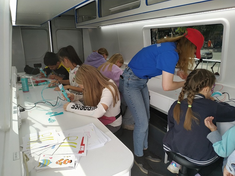 На площади 400-летия Тюмени всех желающих обучали основам лазерной резки