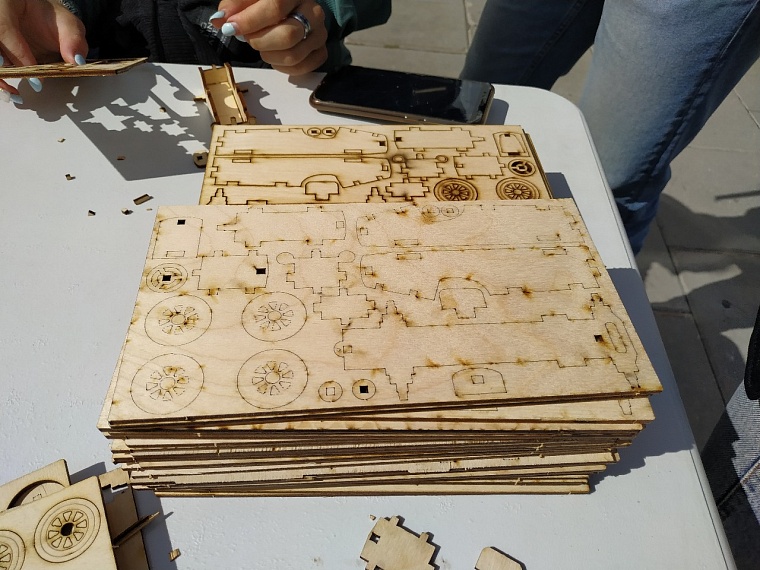 На площади 400-летия Тюмени всех желающих обучали основам лазерной резки