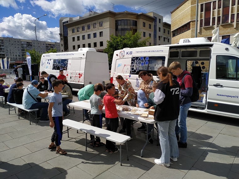 На площади 400-летия Тюмени всех желающих обучали основам лазерной резки