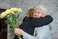 В Тюмени 93-летней труженице тыла вручили именное поздравление губернатора